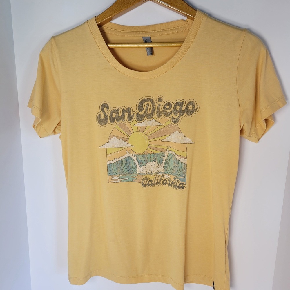 Techstyles San Diego California Graphic T-Shirt Yellow Retro Sun Waves M A053